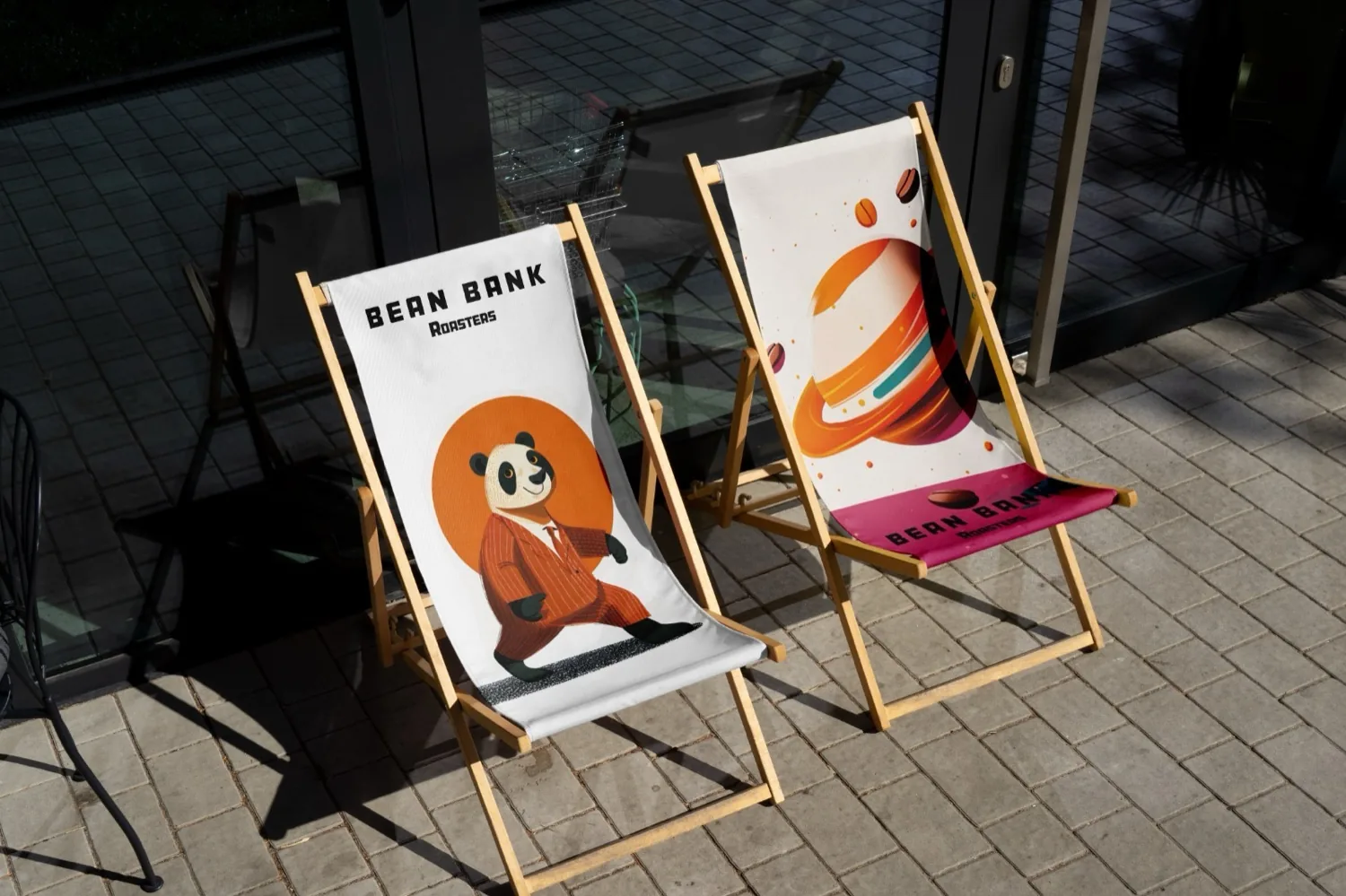Die Liegestühle mit dem Logo von Bean Bank auf der Terrasse eines der Cafés
