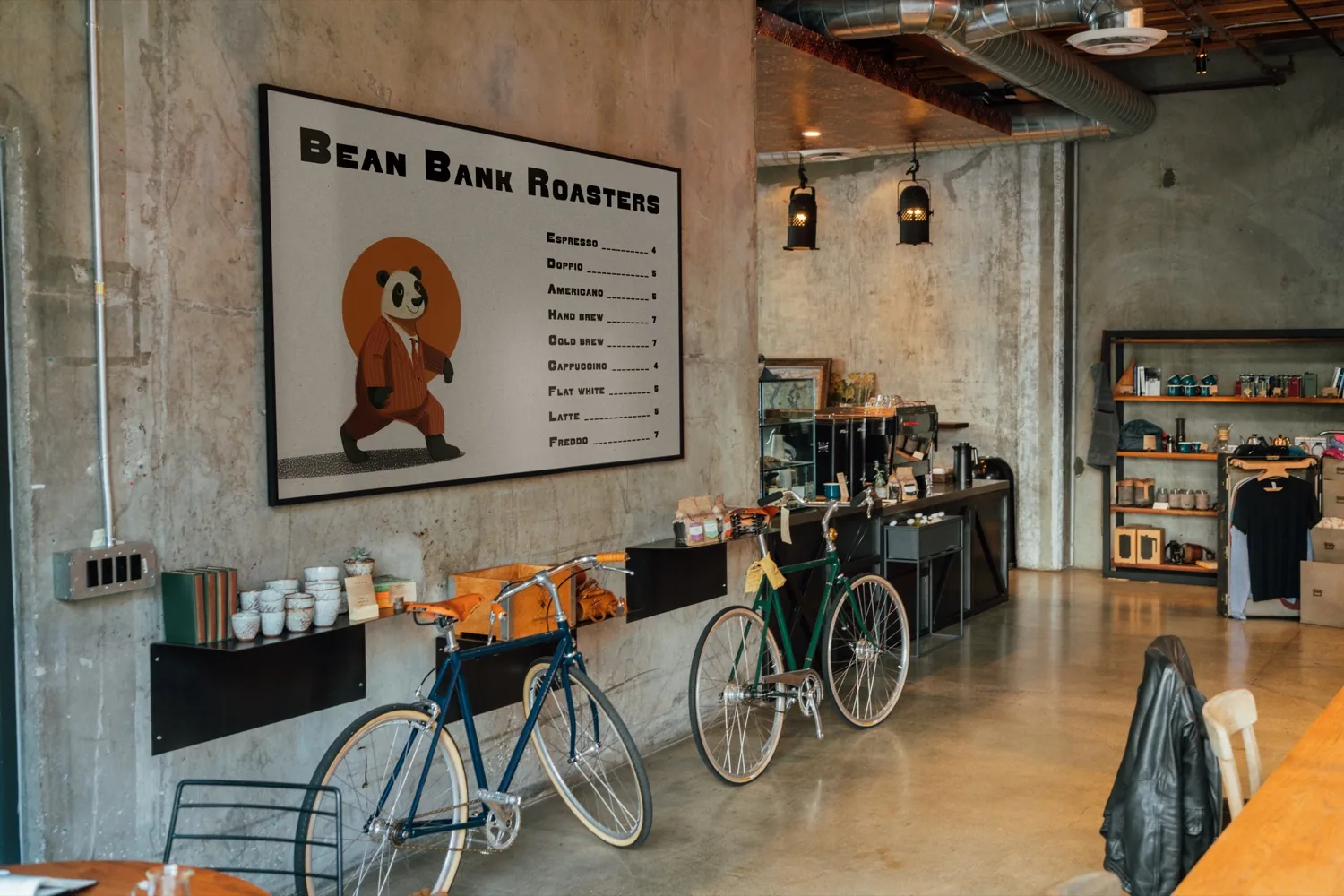 Das Plakat von Bean Bank im Laden, Teil des Markenauftritts in den Cafés