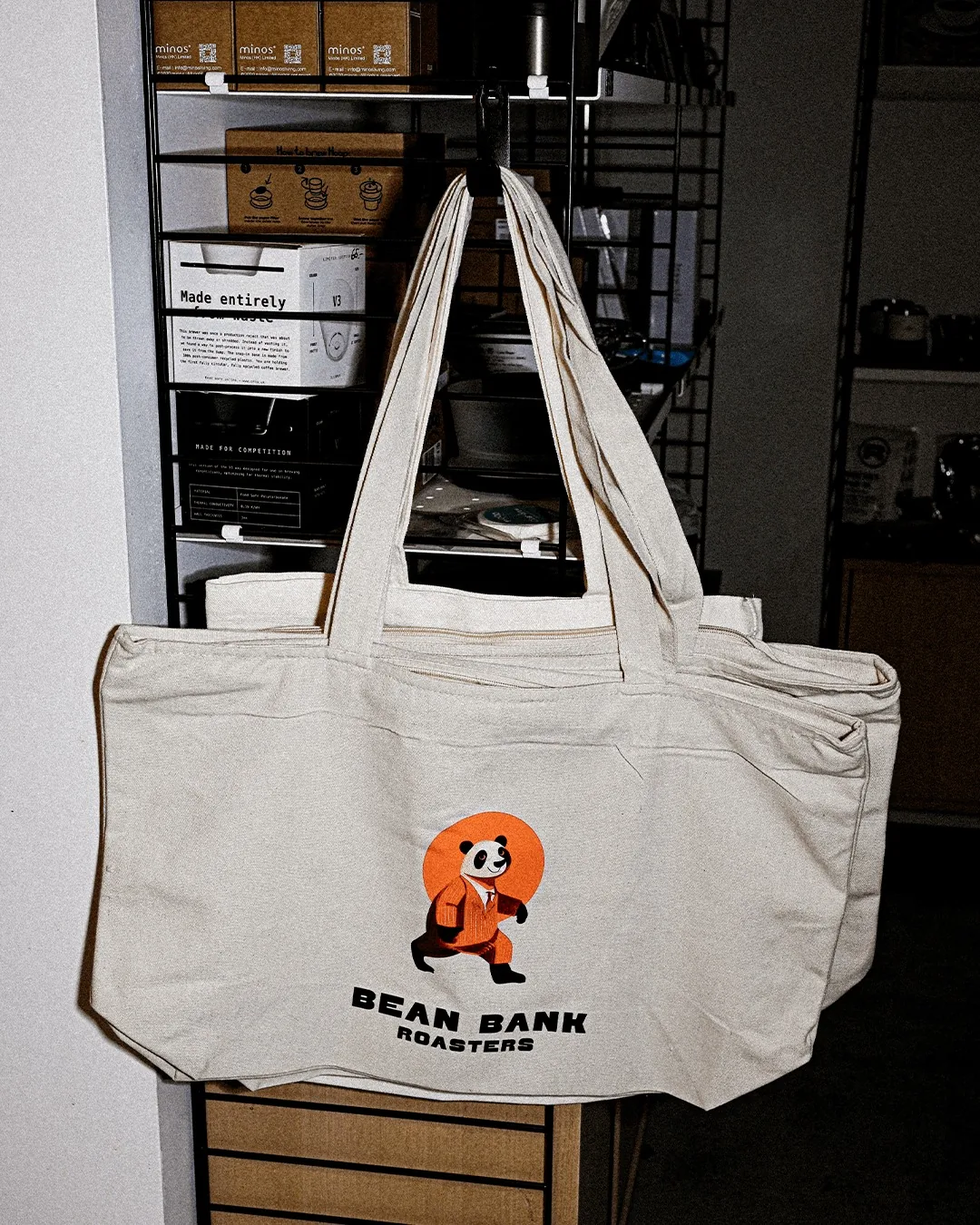 Die Stofftasche von Bean Bank mit Motiven aus der Erzählwelt der Rösterei