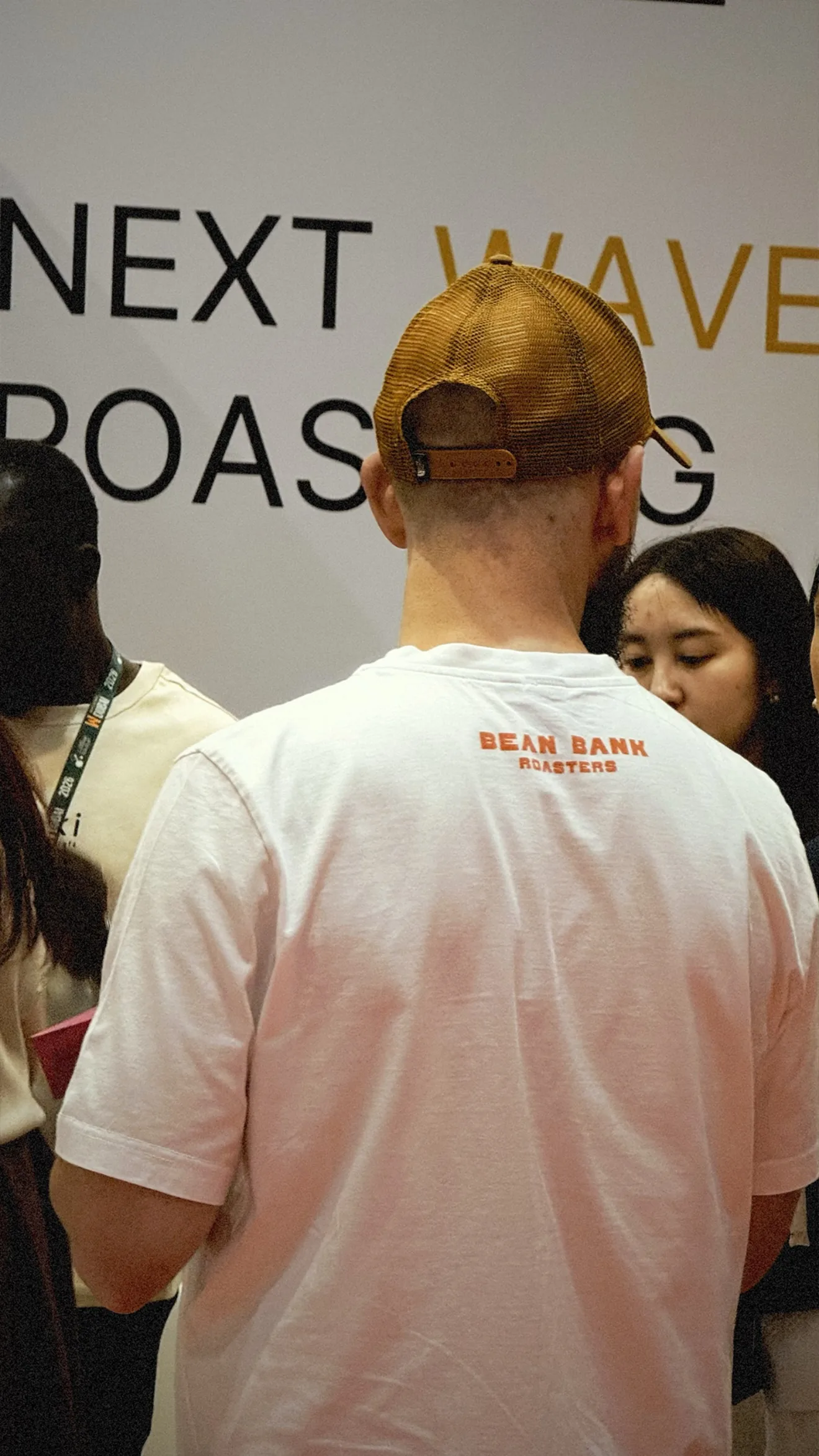 Die Rückseite eines T-Shirts von Bean Bank mit einem Druck aus der Erzählwelt der Marke