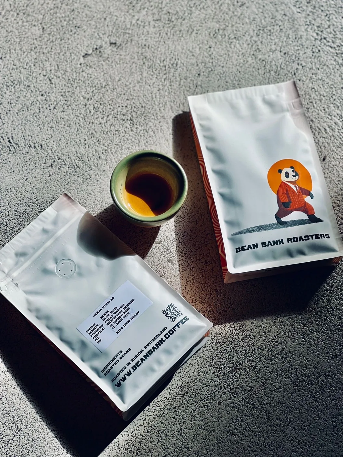 Die Kraftpapiertüte und der Becher von Bean Bank im Markenbild der Rösterei