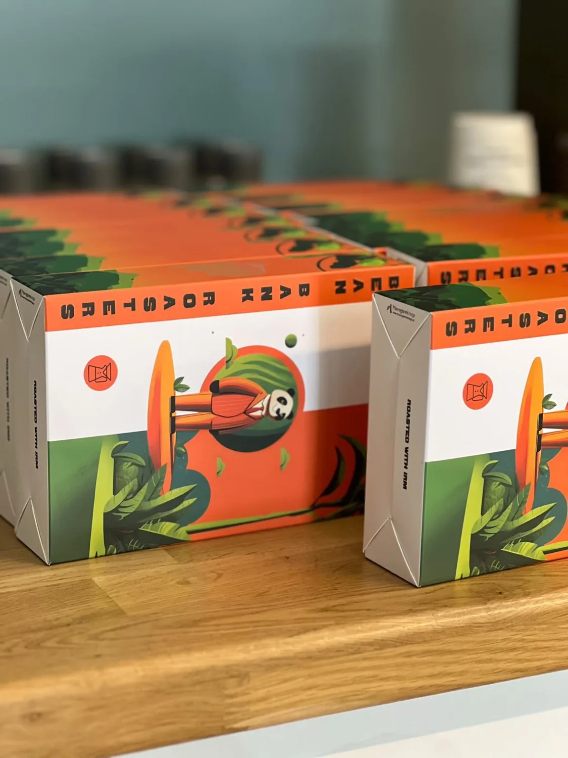 Die Kaffeeverpackung von Bean Bank, fotografiert im echten Einsatz statt im Studio