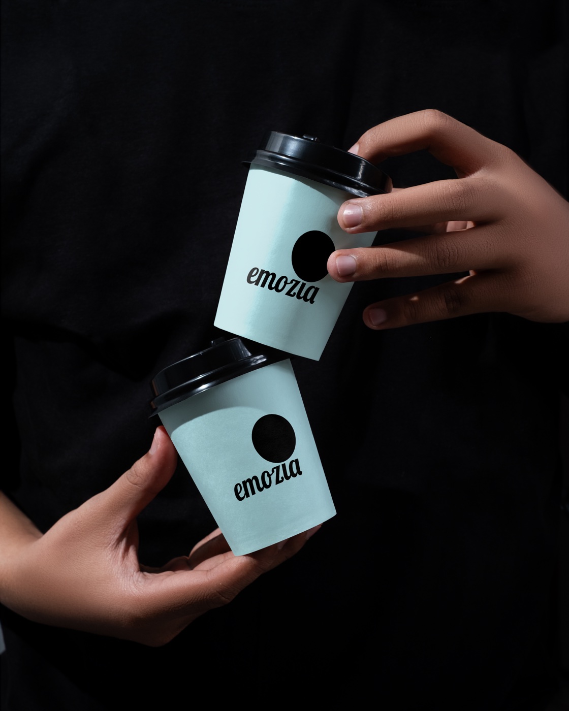Der Kaffeebecher von Emozia in Aqua, Limette und Pink, gestaltet von Alkeme Design