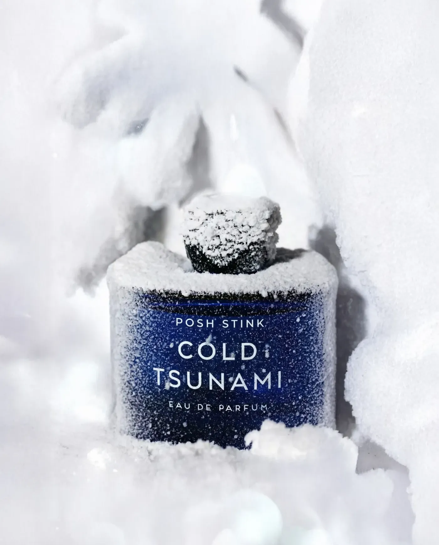 Der Flakon von Cold Tsunami in Eisweiß, der Winterduft von Posh Stink