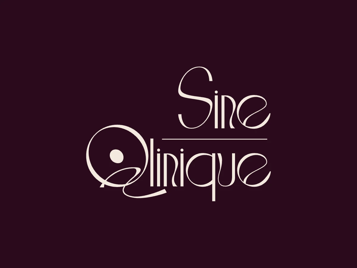 Die handgeschriebene Wortmarke von Sine Qlinique in Pflaume, gestaltet von Alkeme Design