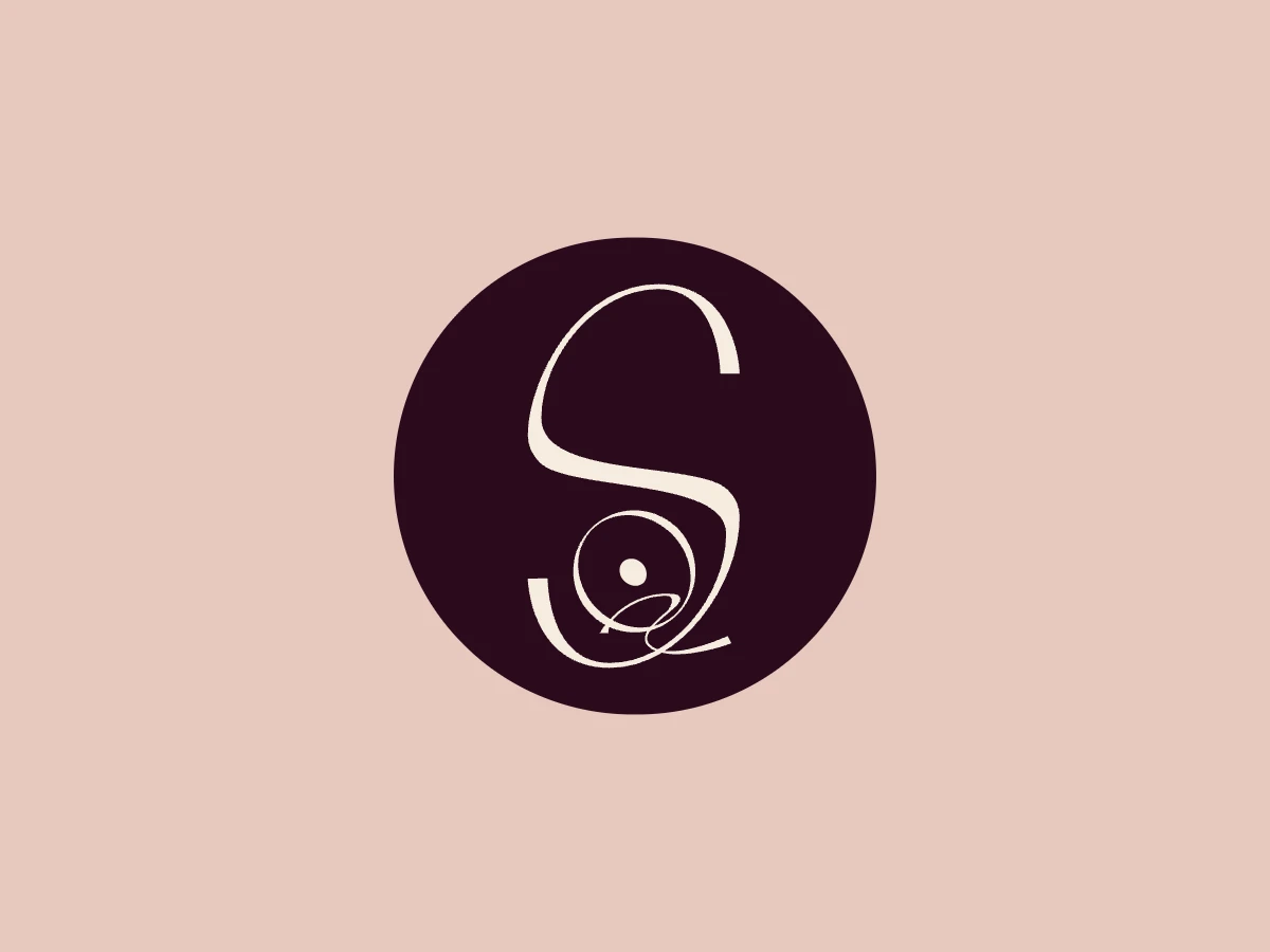Das SQ-Monogramm von Sine Qlinique auf einem Kreis in Pflaume für Favicon und App-Symbol