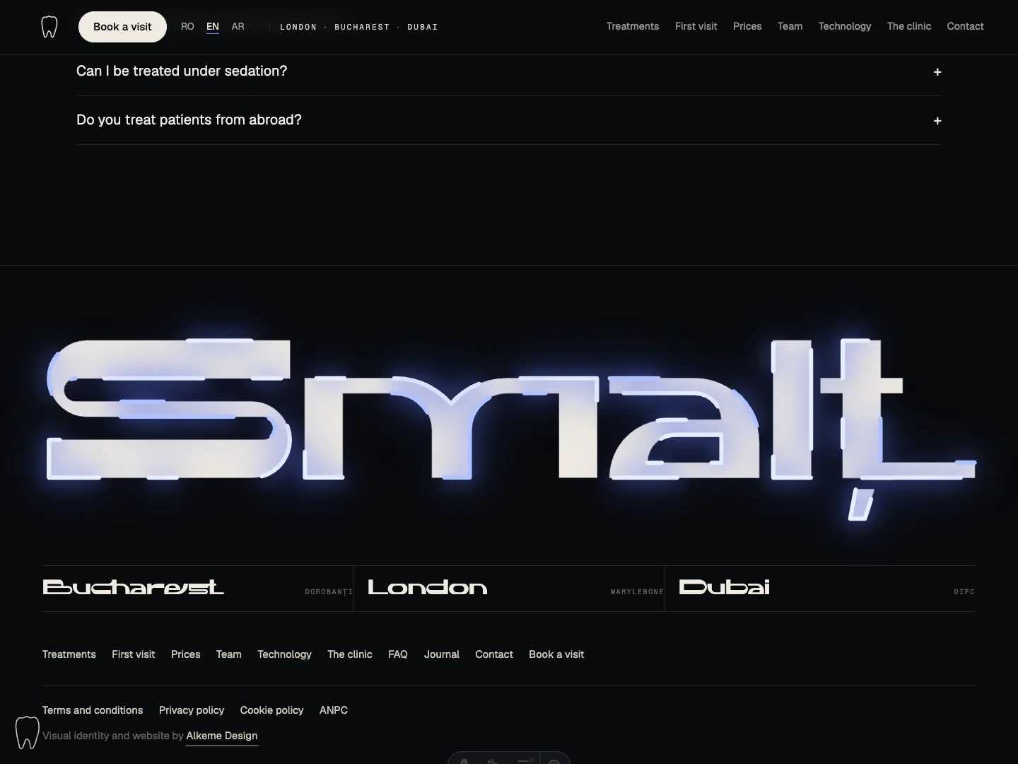 Die Fußzeile der Website von Smalț in Knochenweiß auf Basalt